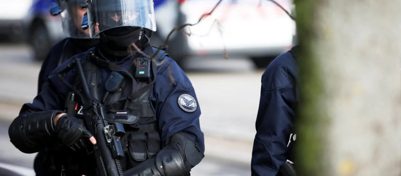 ΕΚΤΑΚΤΟ: Πυροβολισμοί στην Λυών - Γυναίκα ταμπουρώθηκε σε σπίτι και ρίχνει στους περαστικούς!